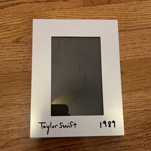 Taylor swift frame